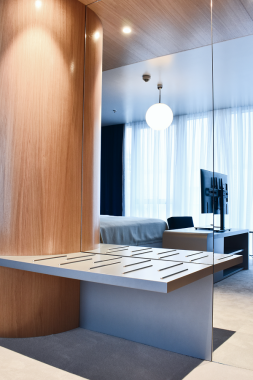 18. MET Boutique Hotel, hotelska soba, furnirane obloge, stalak za kofere i ogledala, izvor: D2D INTERIJERI