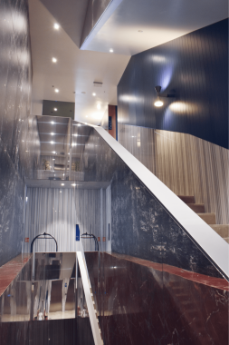 32.	MET Boutique Hotel, stepeništa obložena kamenom, protupožarnim srebrnim i plavim MDF-om te Alubondom visokog sjaja, fot
