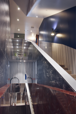 35. MET Boutique Hotel, stepeništa obložena kamenom, protupožarnim srebrnim i plavim MDF-om te Alubondom visokog sjaja