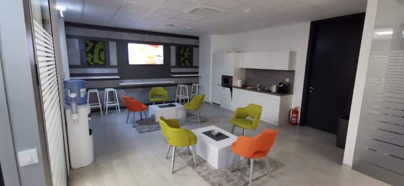 HR MOD, klub stolići za lounge, prostor za odmor i kuhinja