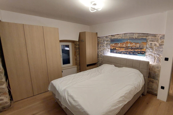 Apartmani Betina, spavaća soba, ormari po mjeri, foto 1